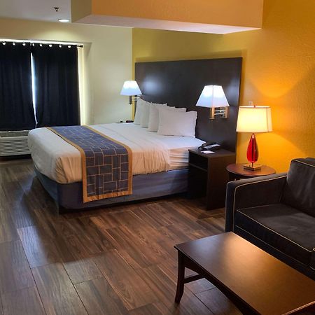 Days Inn & Suites By Wyndham Tampa/Raymond James Stadium Екстер'єр фото