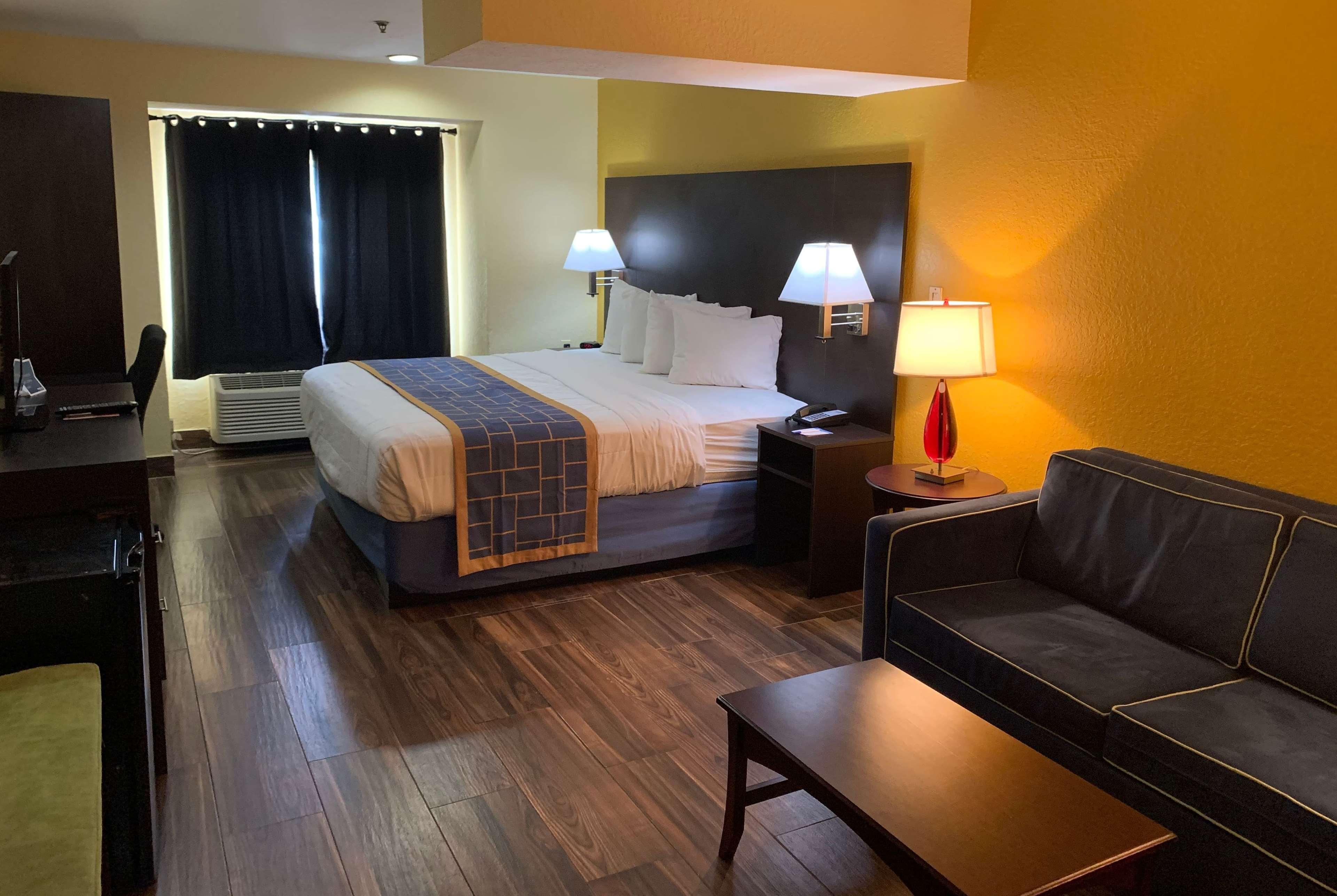 Days Inn & Suites By Wyndham Tampa/Raymond James Stadium Екстер'єр фото