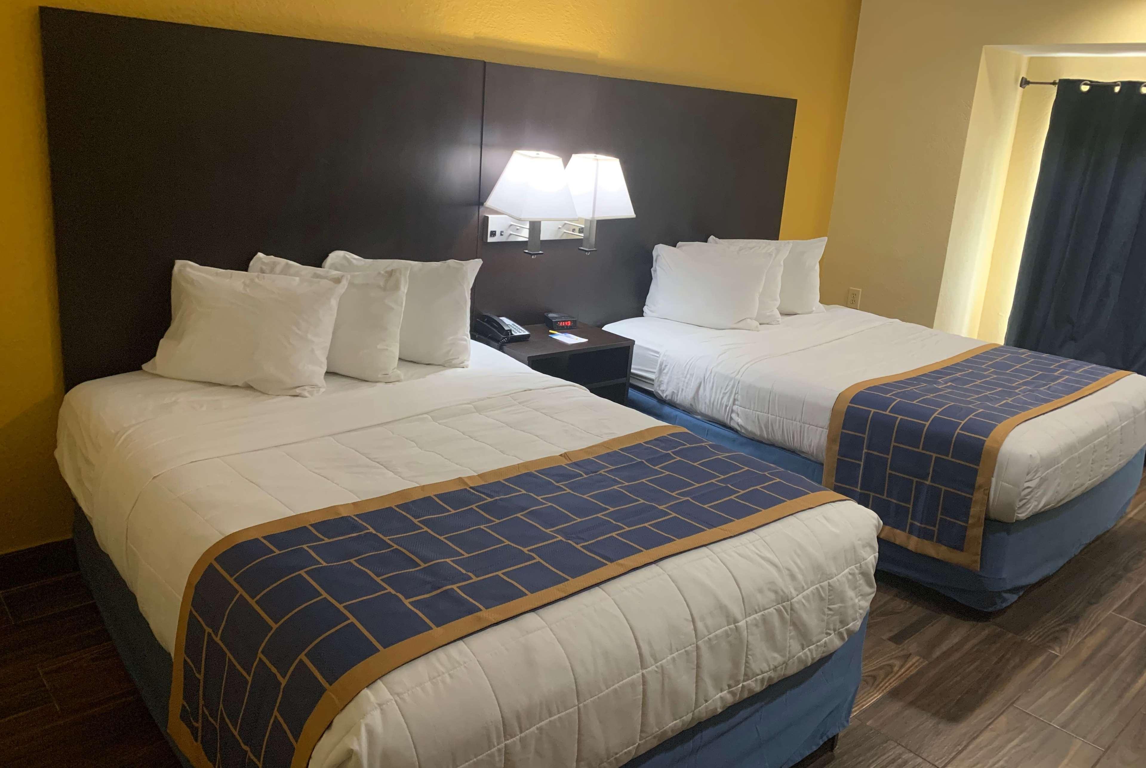Days Inn & Suites By Wyndham Tampa/Raymond James Stadium Екстер'єр фото