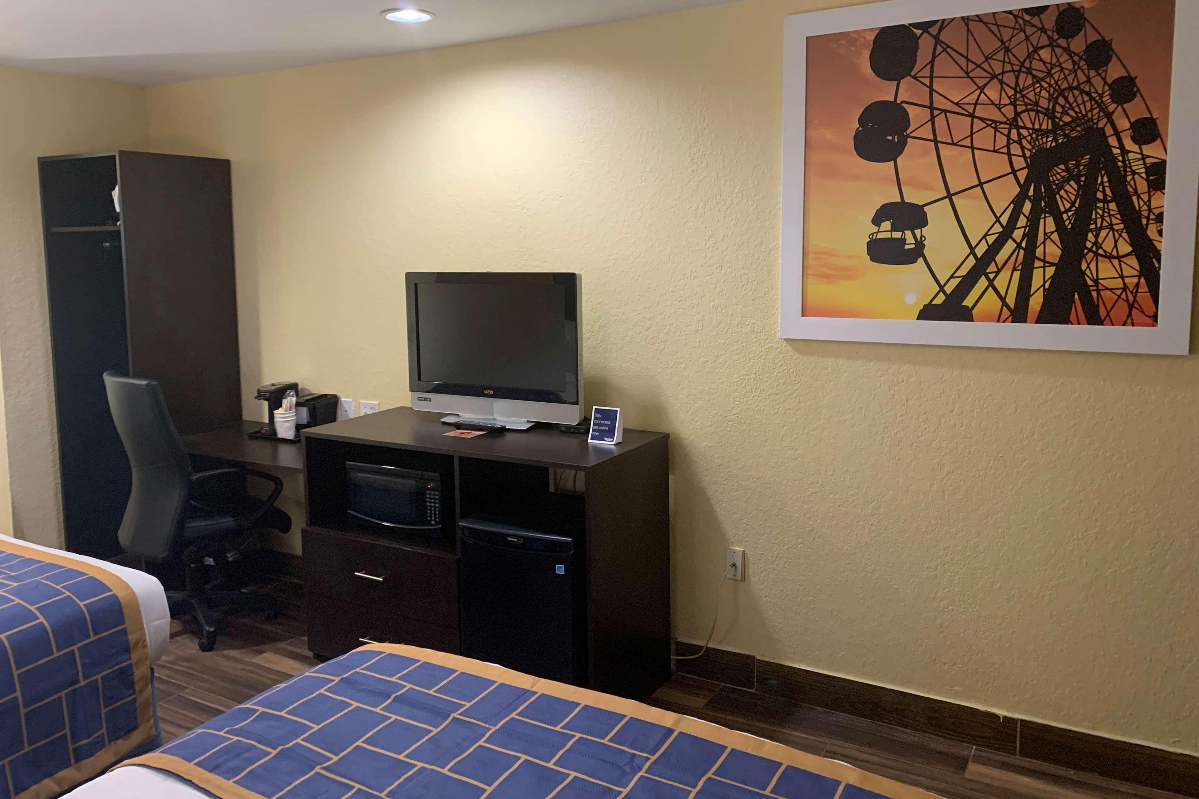 Days Inn & Suites By Wyndham Tampa/Raymond James Stadium Екстер'єр фото