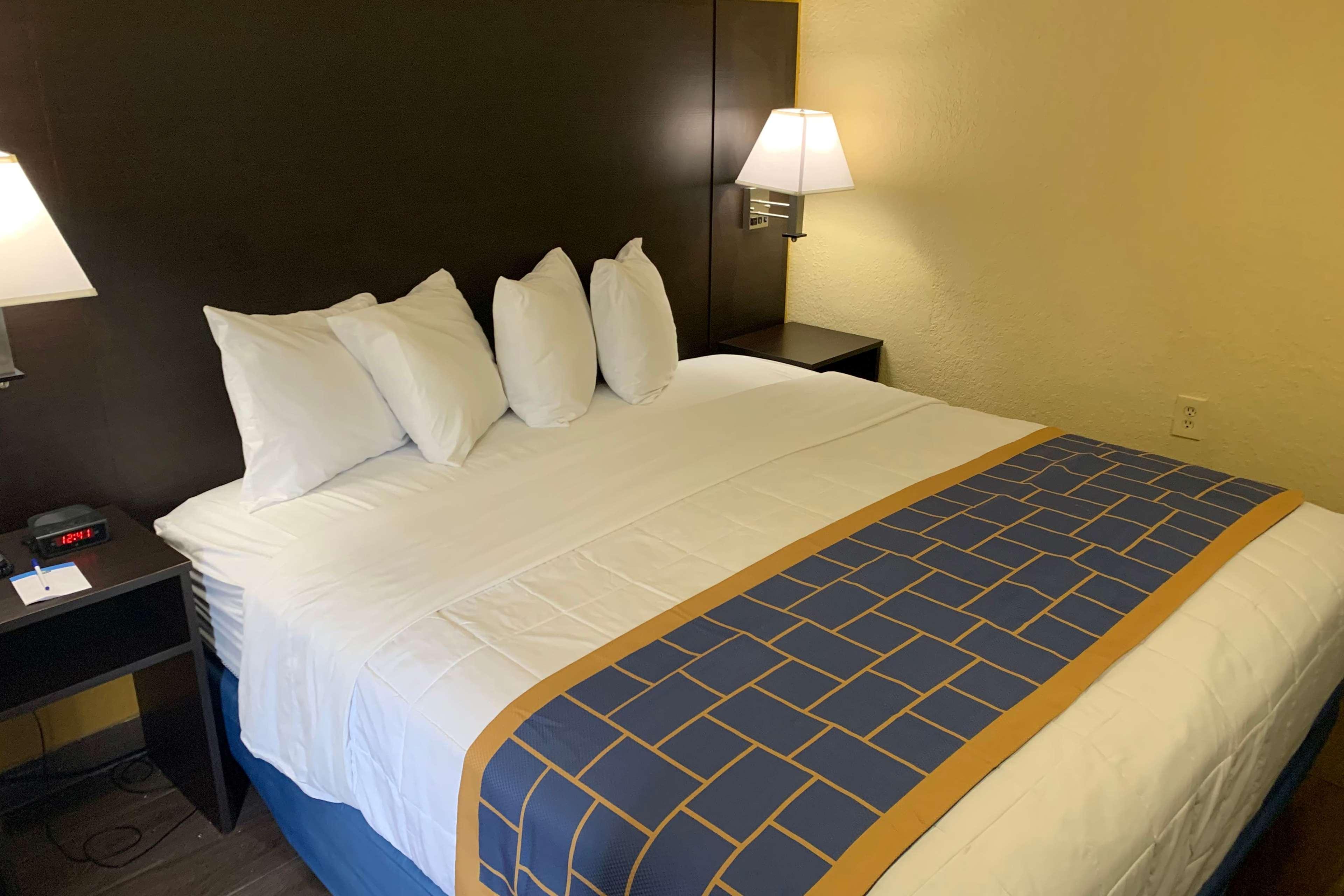 Days Inn & Suites By Wyndham Tampa/Raymond James Stadium Екстер'єр фото