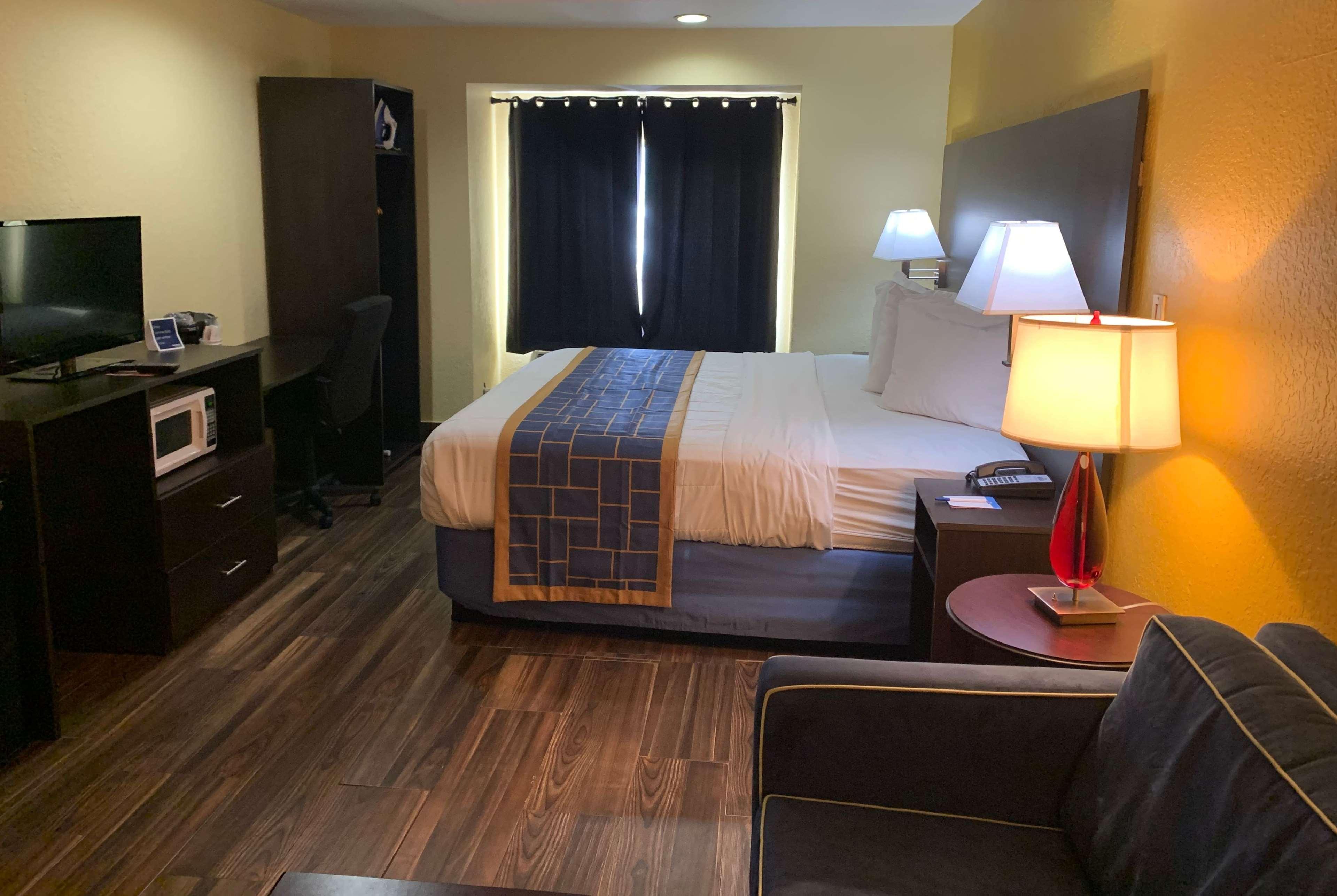 Days Inn & Suites By Wyndham Tampa/Raymond James Stadium Екстер'єр фото