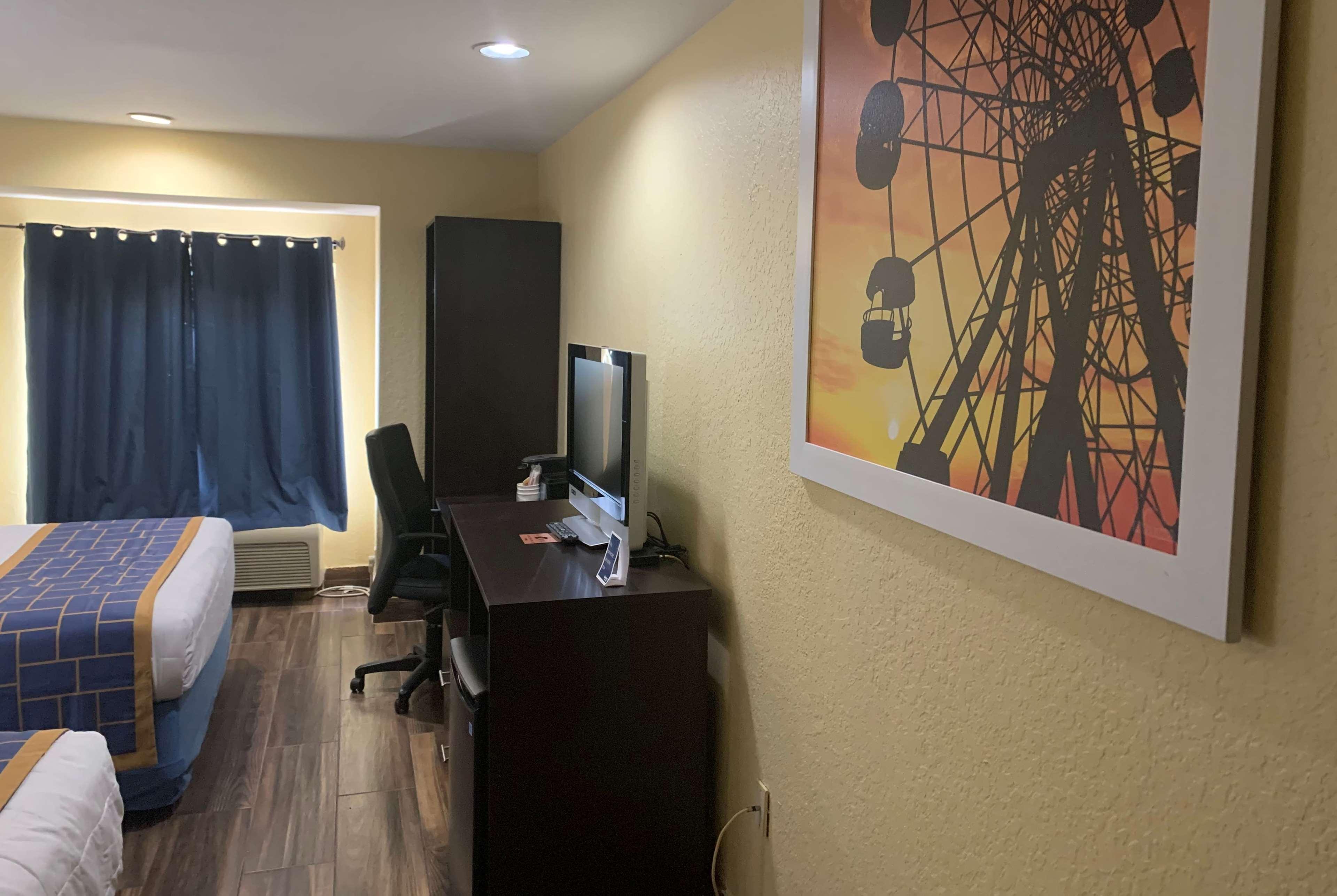 Days Inn & Suites By Wyndham Tampa/Raymond James Stadium Екстер'єр фото
