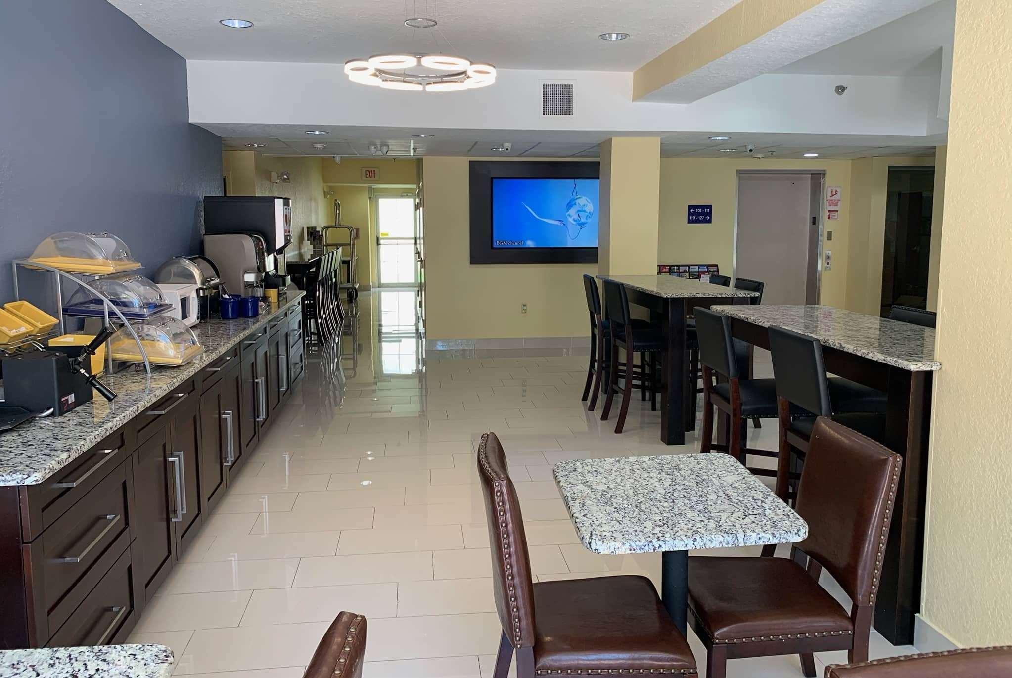 Days Inn & Suites By Wyndham Tampa/Raymond James Stadium Екстер'єр фото