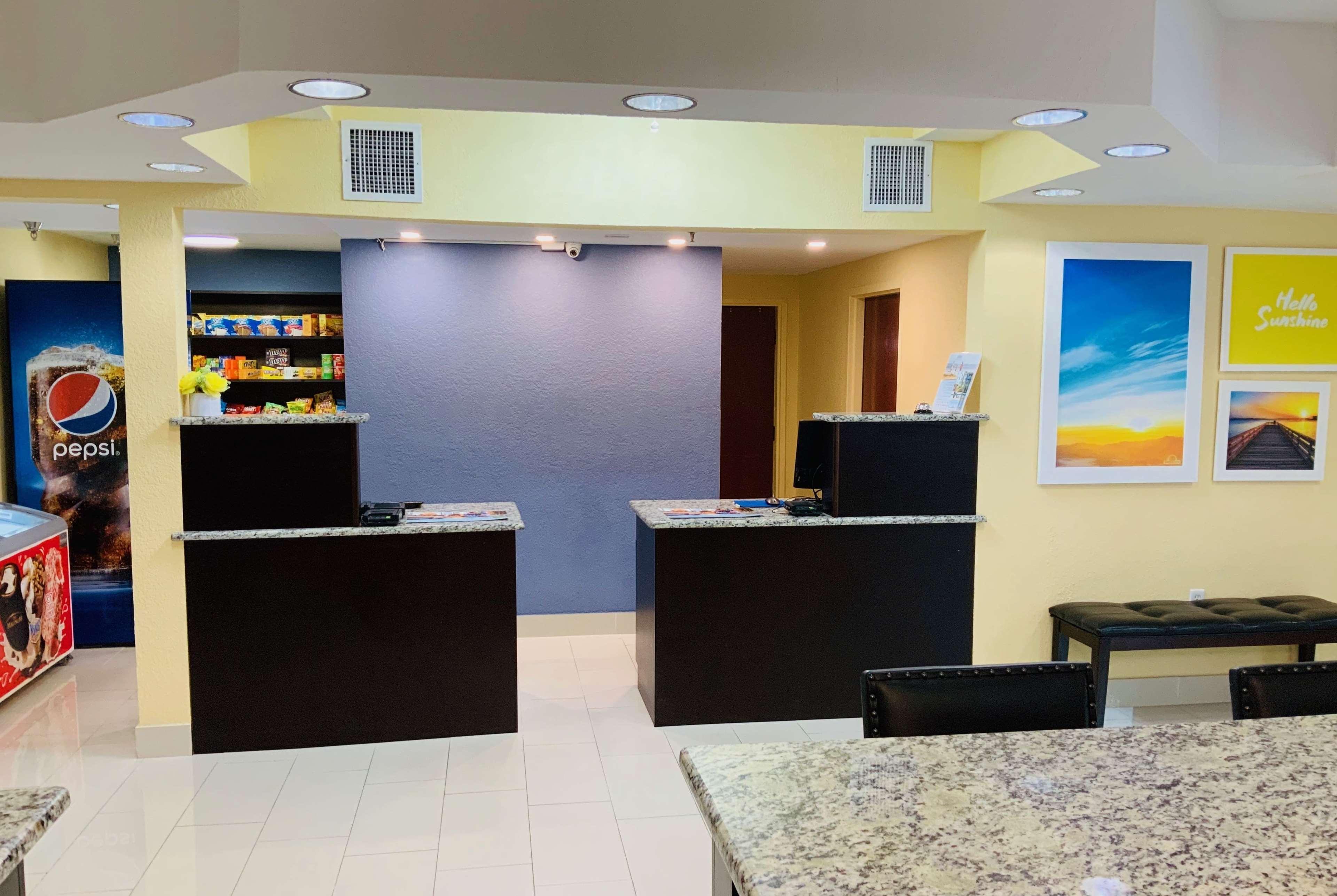 Days Inn & Suites By Wyndham Tampa/Raymond James Stadium Екстер'єр фото