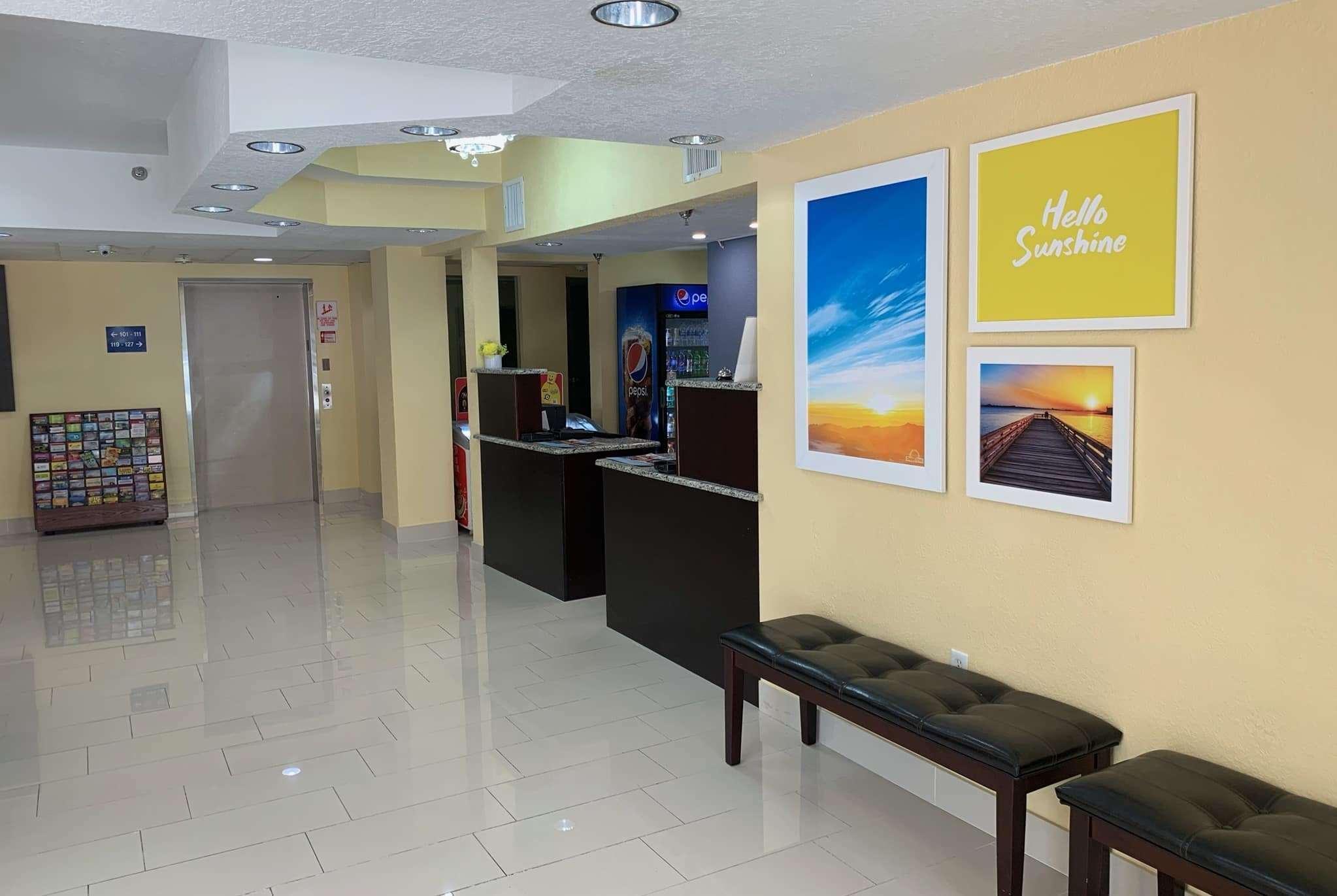 Days Inn & Suites By Wyndham Tampa/Raymond James Stadium Екстер'єр фото