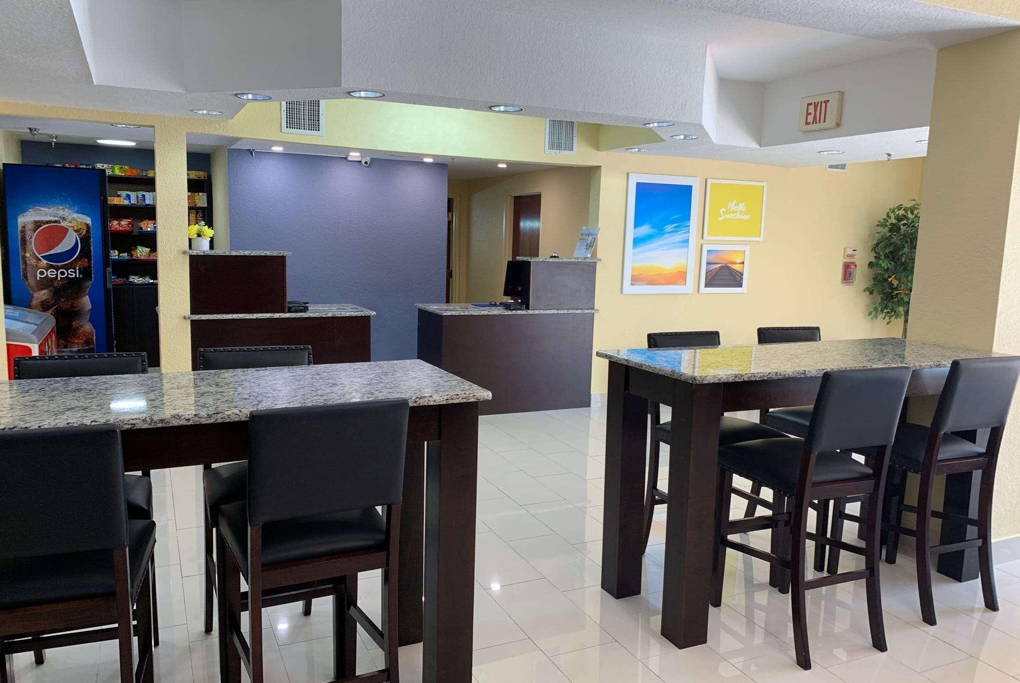 Days Inn & Suites By Wyndham Tampa/Raymond James Stadium Екстер'єр фото