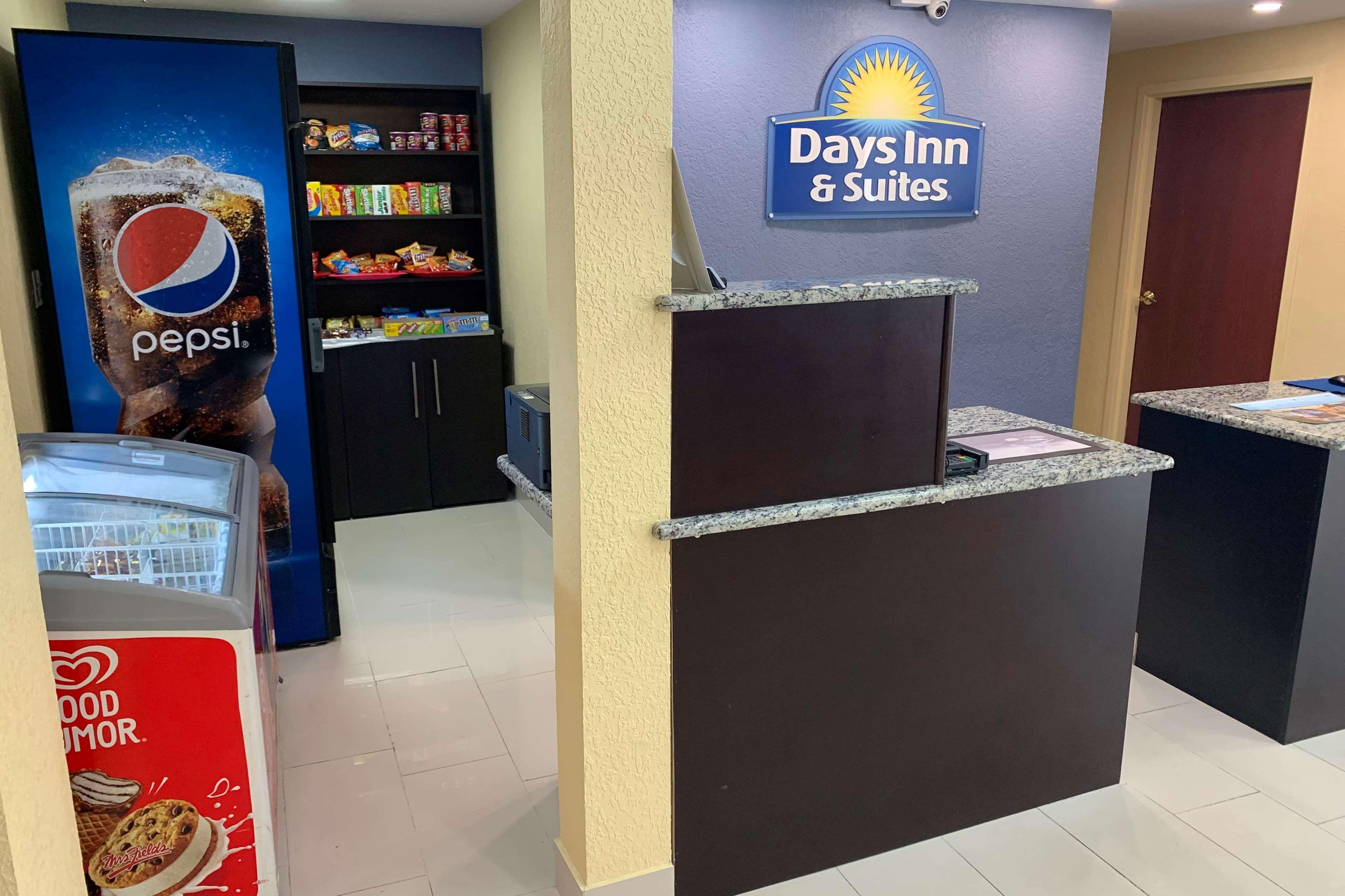 Days Inn & Suites By Wyndham Tampa/Raymond James Stadium Екстер'єр фото