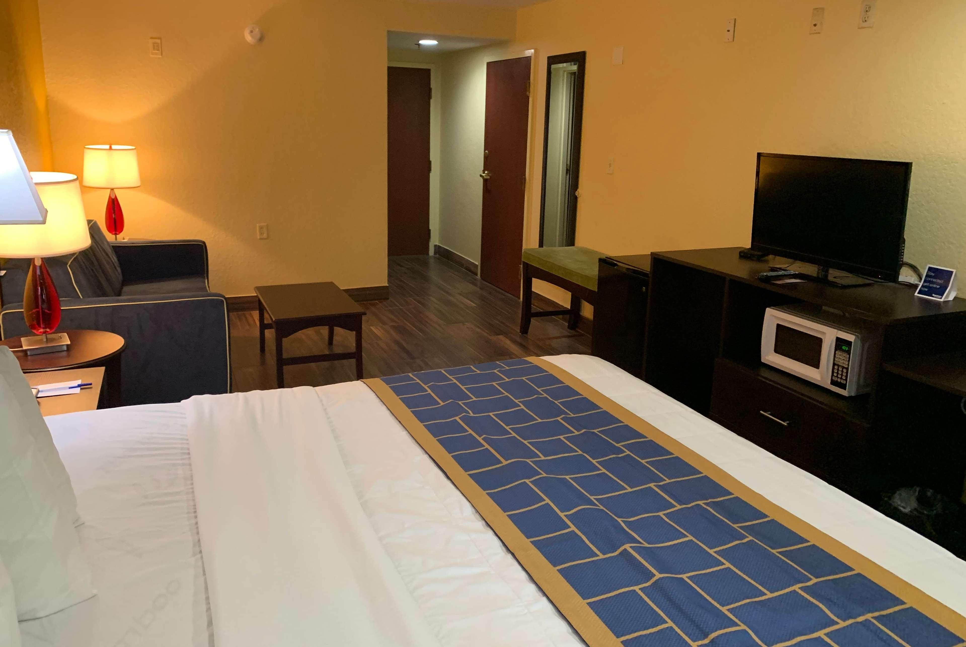 Days Inn & Suites By Wyndham Tampa/Raymond James Stadium Екстер'єр фото