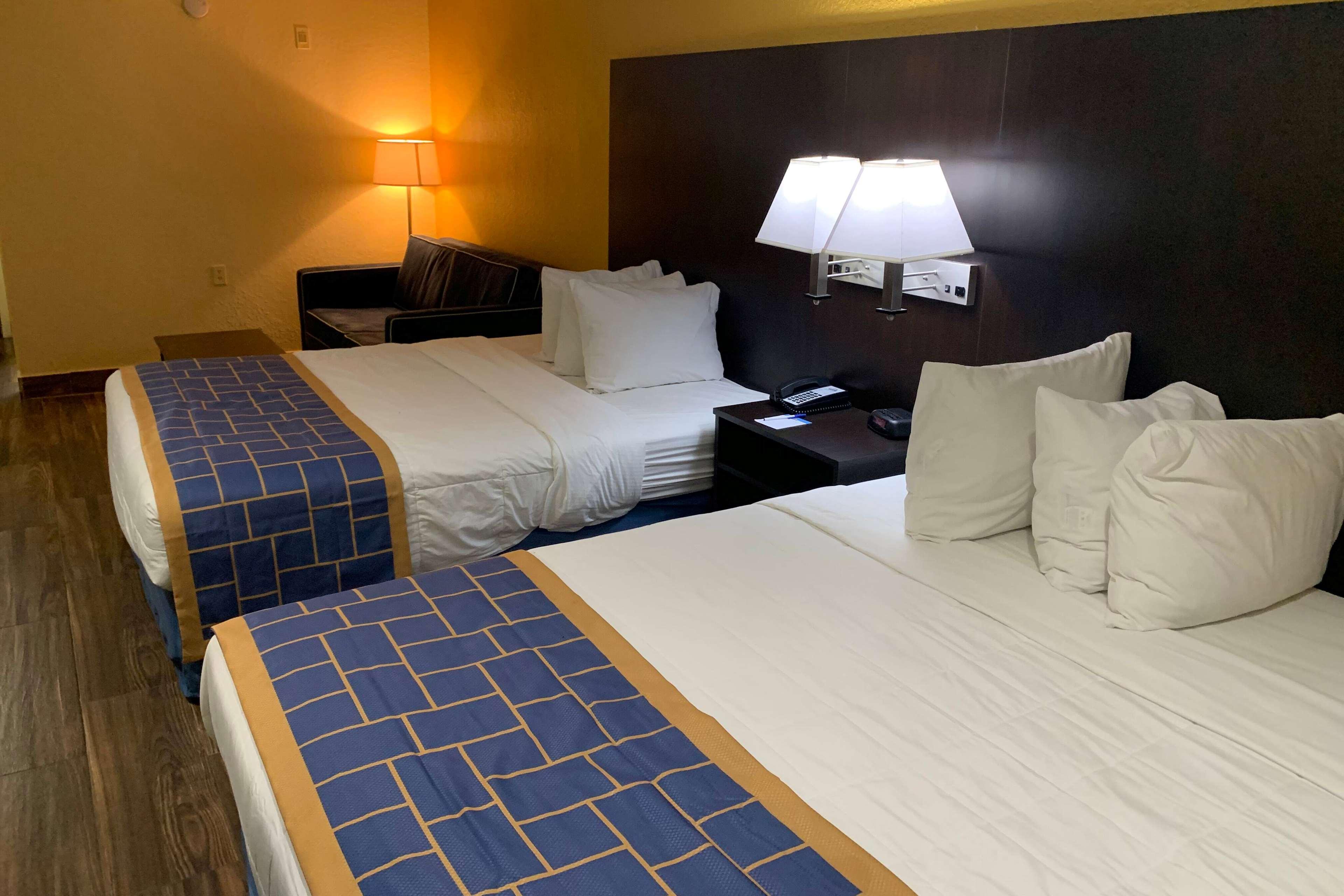 Days Inn & Suites By Wyndham Tampa/Raymond James Stadium Екстер'єр фото