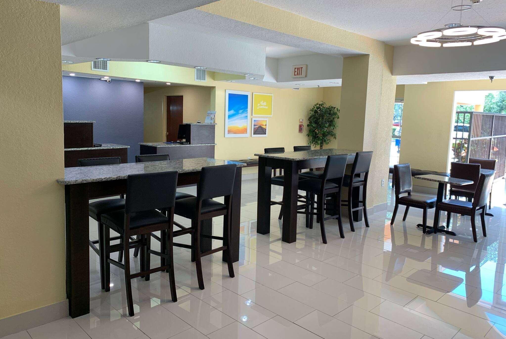 Days Inn & Suites By Wyndham Tampa/Raymond James Stadium Екстер'єр фото