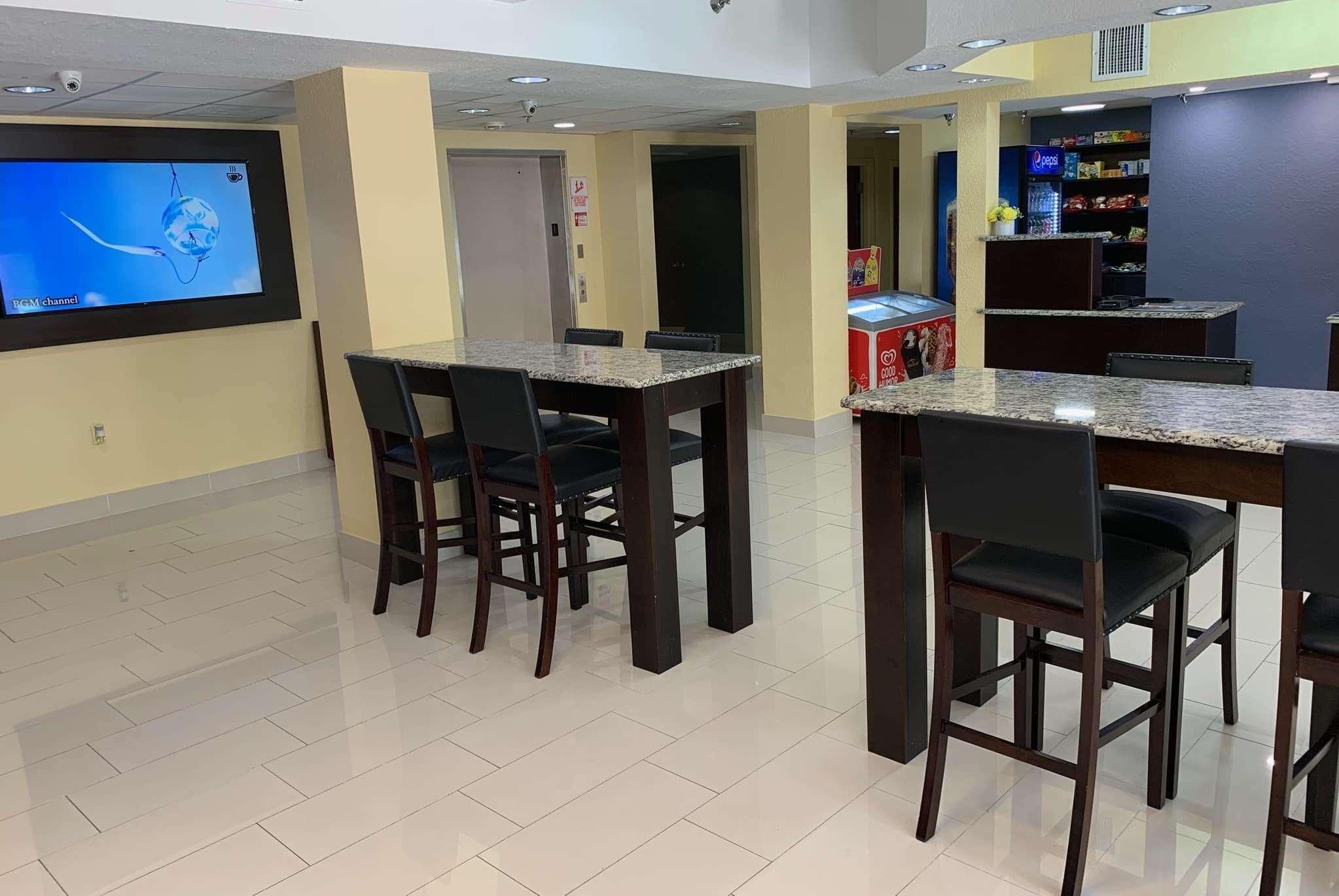 Days Inn & Suites By Wyndham Tampa/Raymond James Stadium Екстер'єр фото