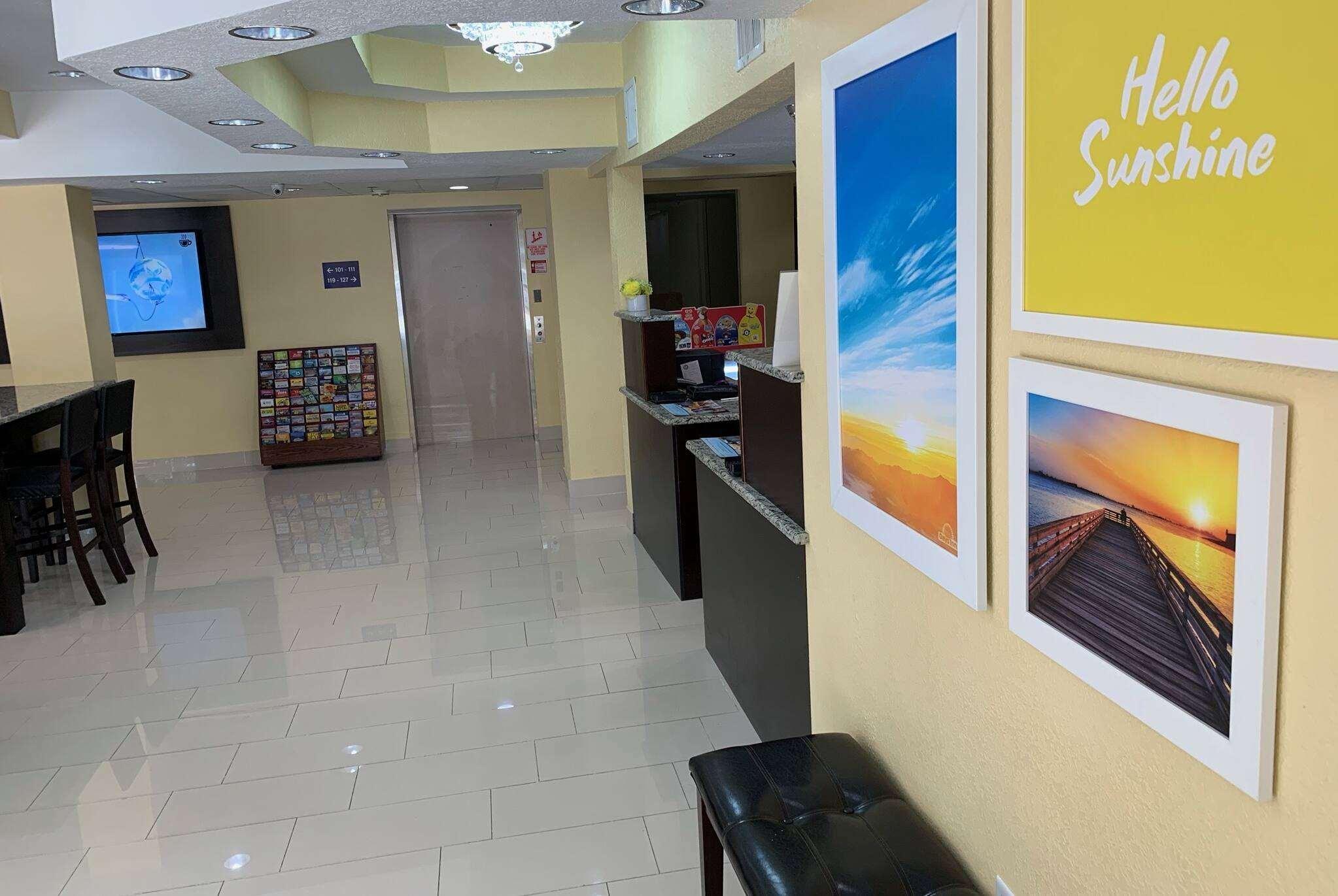 Days Inn & Suites By Wyndham Tampa/Raymond James Stadium Екстер'єр фото