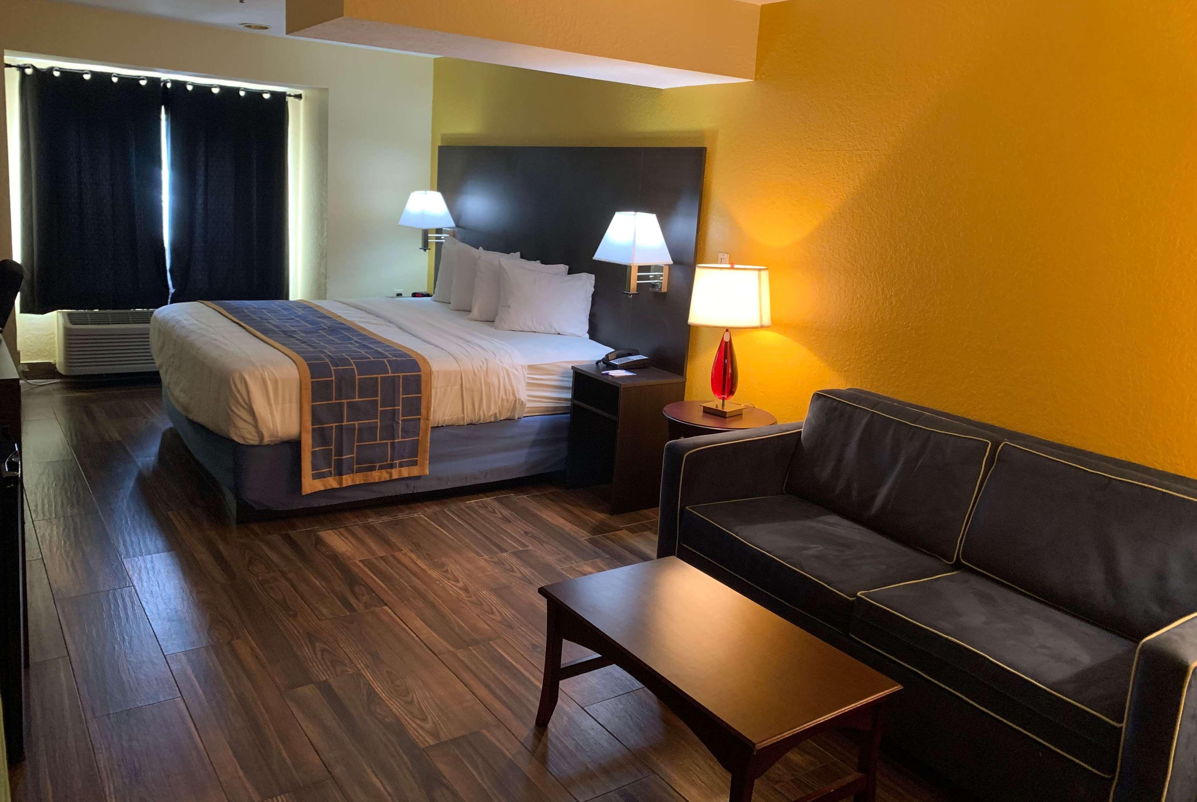 Days Inn & Suites By Wyndham Tampa/Raymond James Stadium Екстер'єр фото