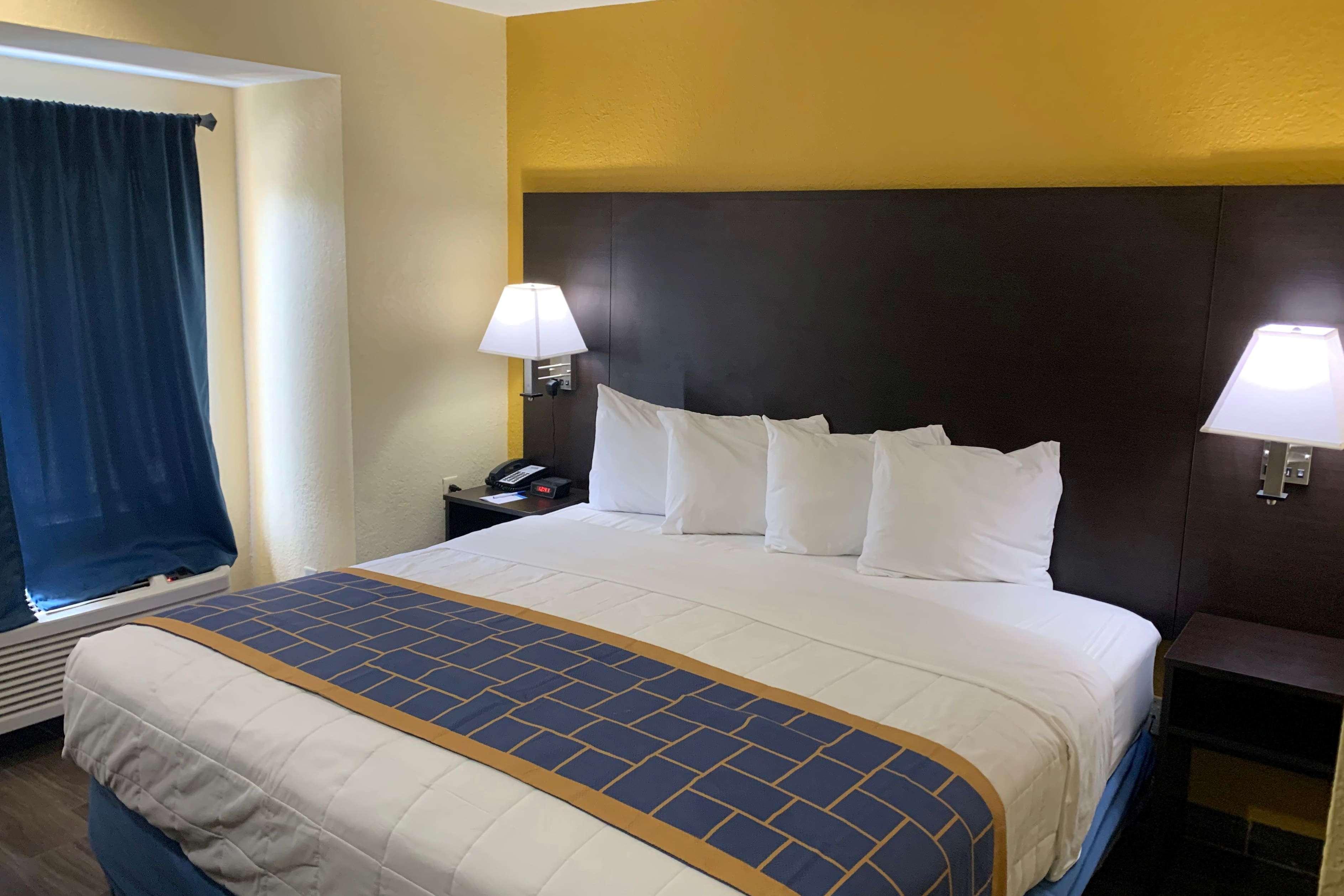 Days Inn & Suites By Wyndham Tampa/Raymond James Stadium Екстер'єр фото