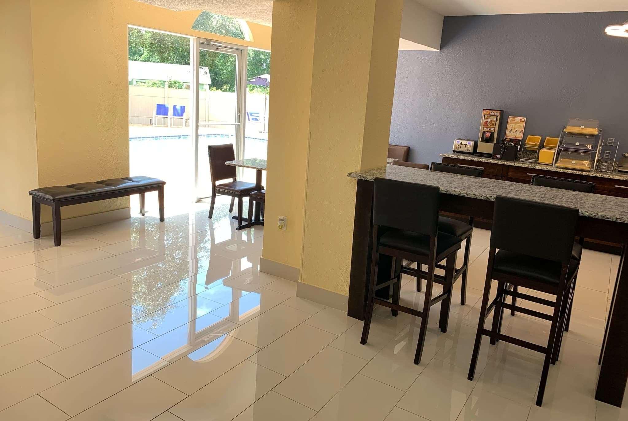 Days Inn & Suites By Wyndham Tampa/Raymond James Stadium Екстер'єр фото