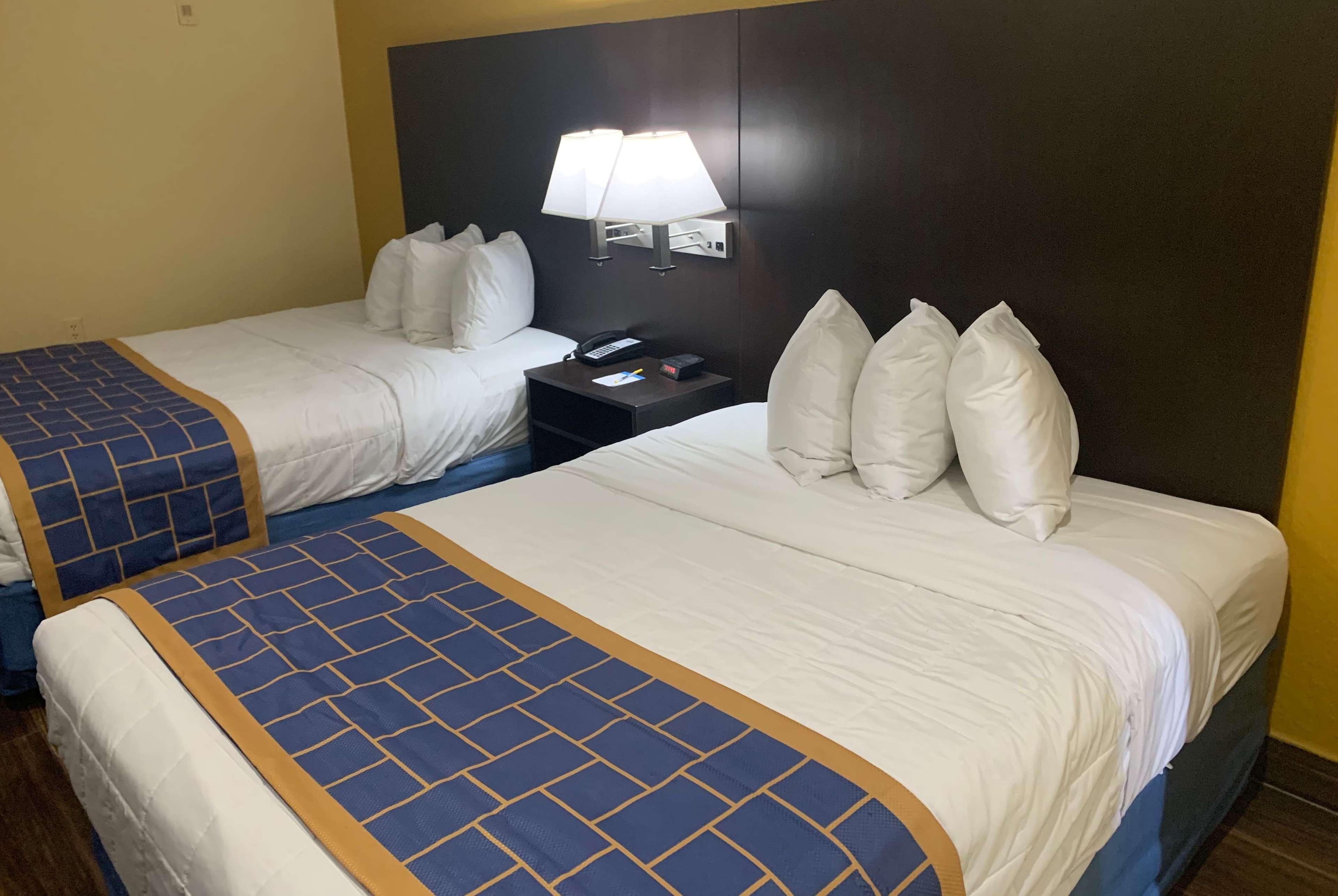 Days Inn & Suites By Wyndham Tampa/Raymond James Stadium Екстер'єр фото