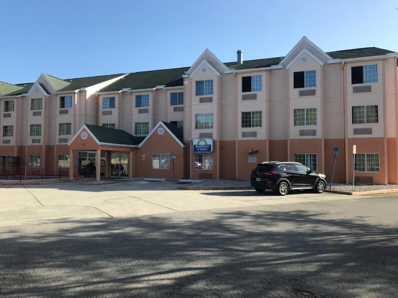 Days Inn & Suites By Wyndham Tampa/Raymond James Stadium Екстер'єр фото