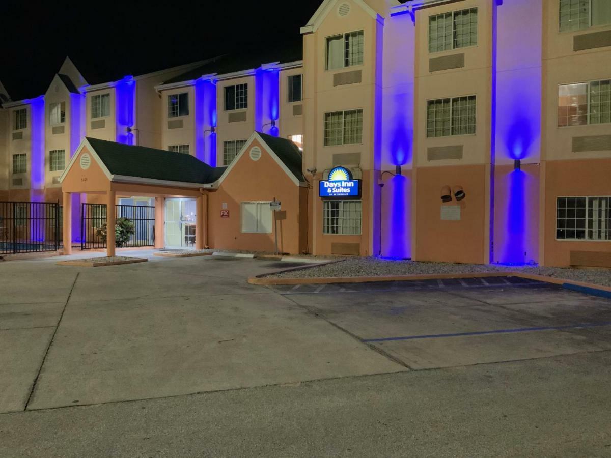 Days Inn & Suites By Wyndham Tampa/Raymond James Stadium Екстер'єр фото