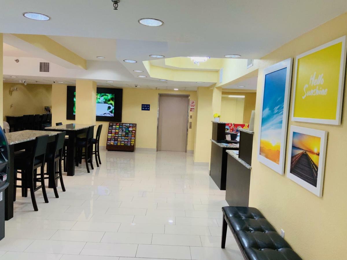 Days Inn & Suites By Wyndham Tampa/Raymond James Stadium Екстер'єр фото