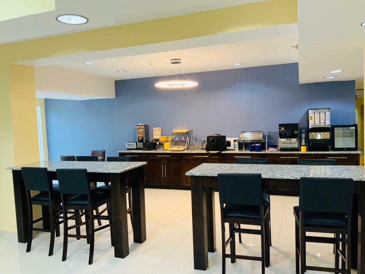 Days Inn & Suites By Wyndham Tampa/Raymond James Stadium Екстер'єр фото