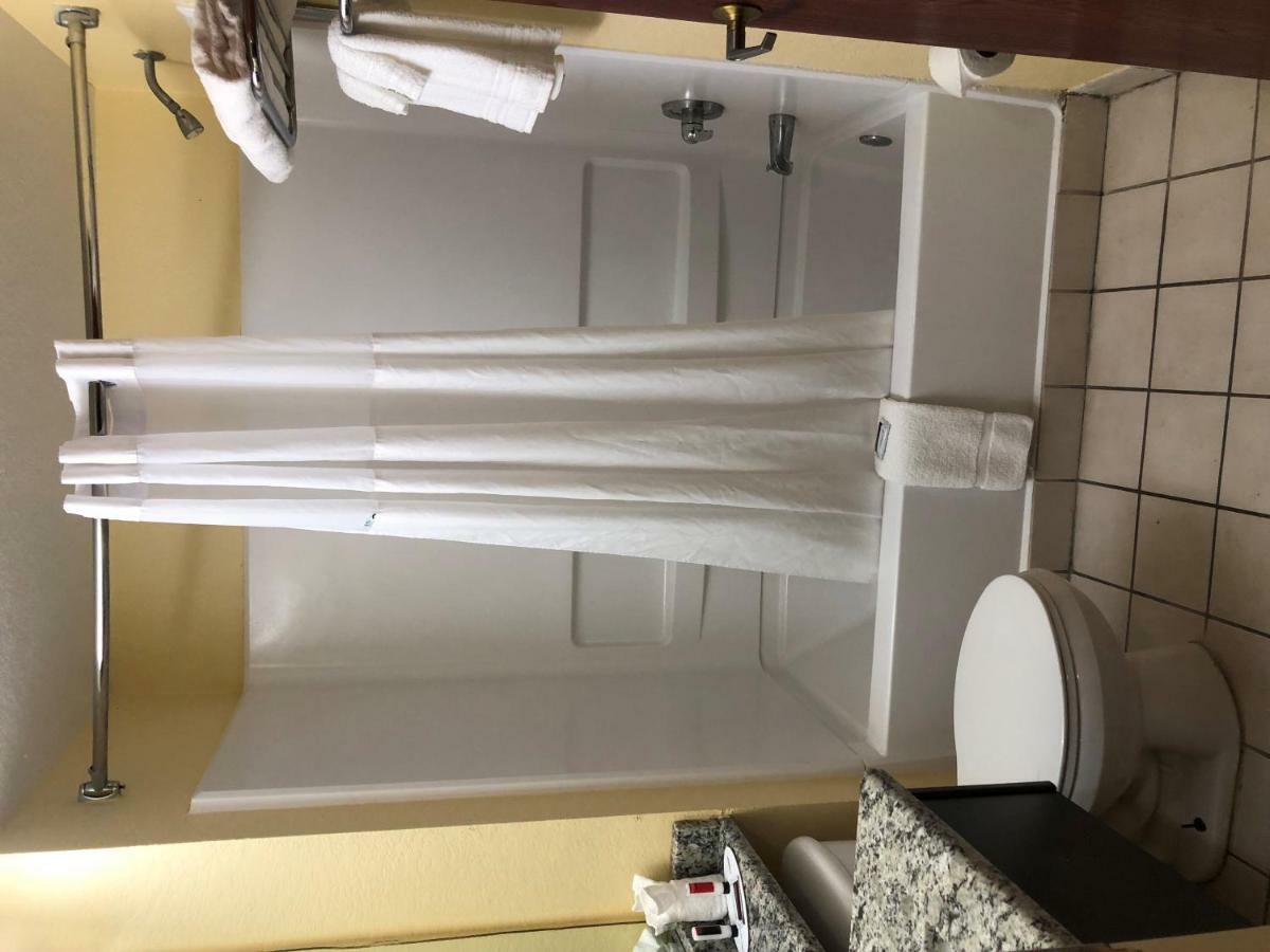 Days Inn & Suites By Wyndham Tampa/Raymond James Stadium Екстер'єр фото