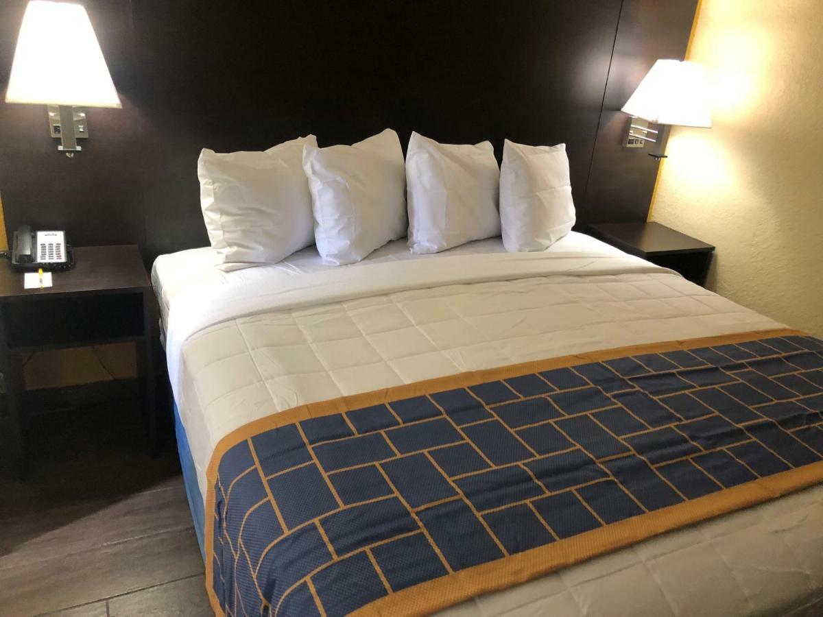 Days Inn & Suites By Wyndham Tampa/Raymond James Stadium Екстер'єр фото