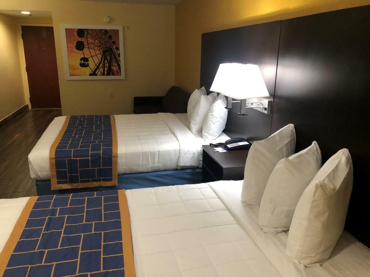 Days Inn & Suites By Wyndham Tampa/Raymond James Stadium Екстер'єр фото