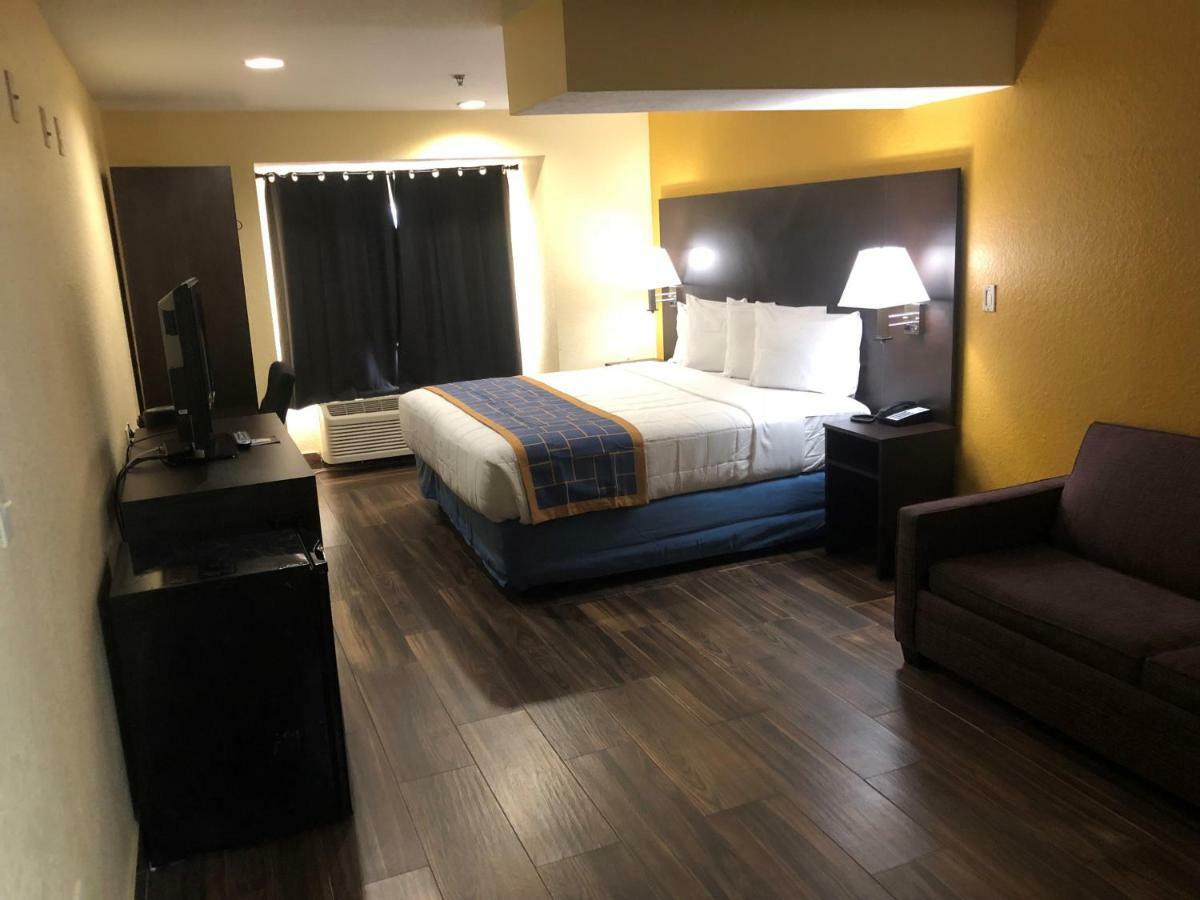 Days Inn & Suites By Wyndham Tampa/Raymond James Stadium Екстер'єр фото