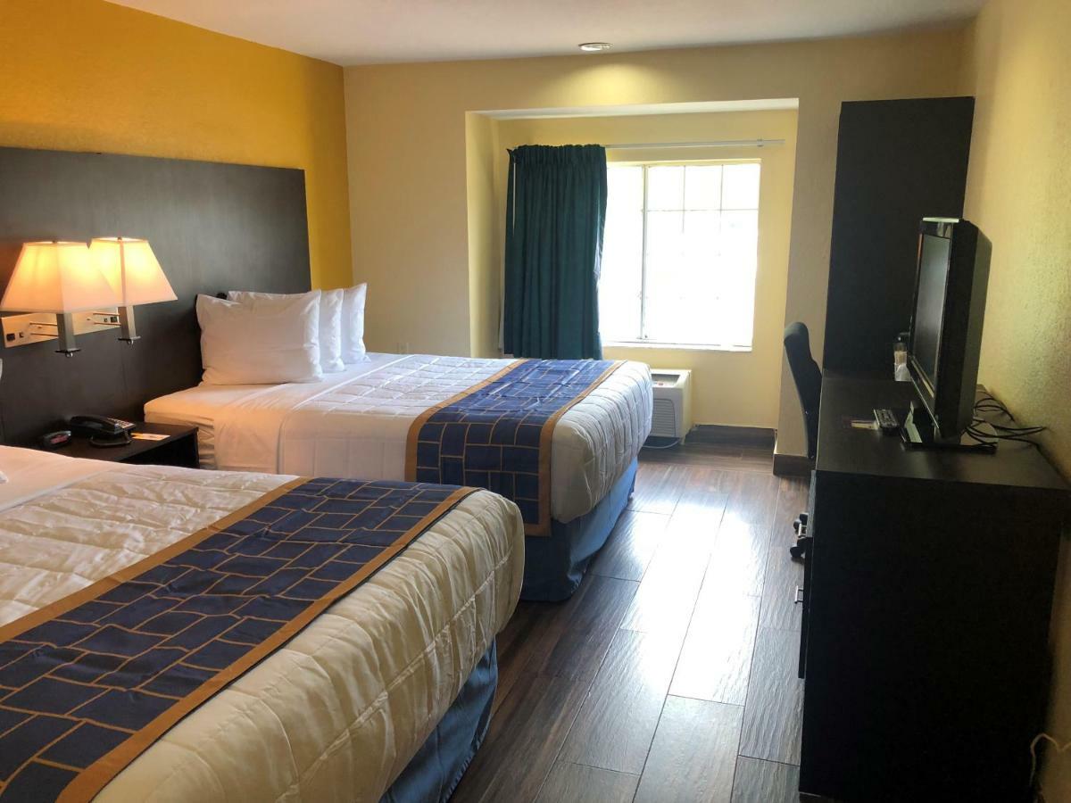 Days Inn & Suites By Wyndham Tampa/Raymond James Stadium Екстер'єр фото