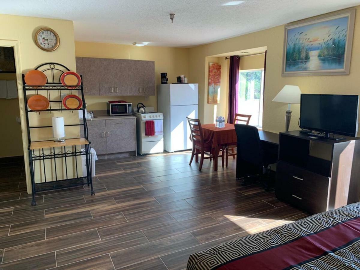 Days Inn & Suites By Wyndham Tampa/Raymond James Stadium Екстер'єр фото
