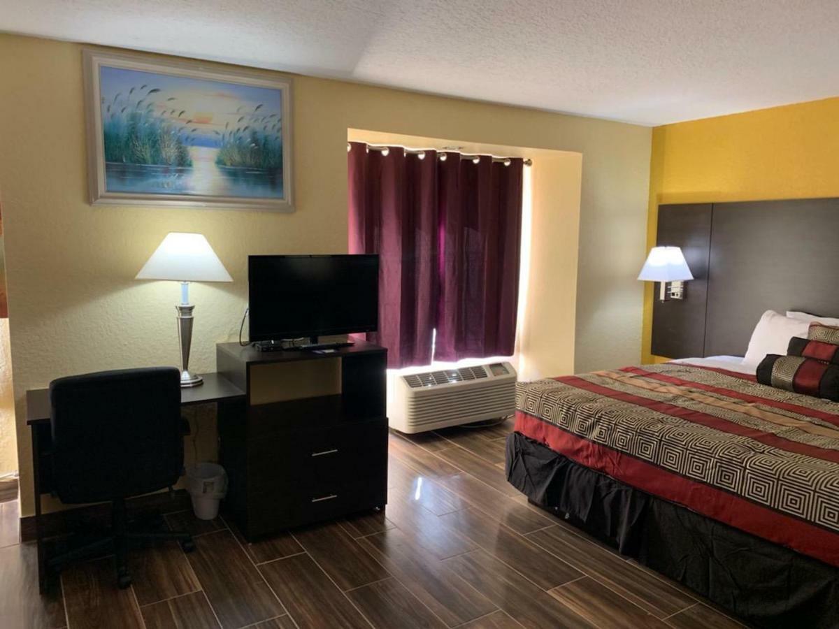Days Inn & Suites By Wyndham Tampa/Raymond James Stadium Екстер'єр фото