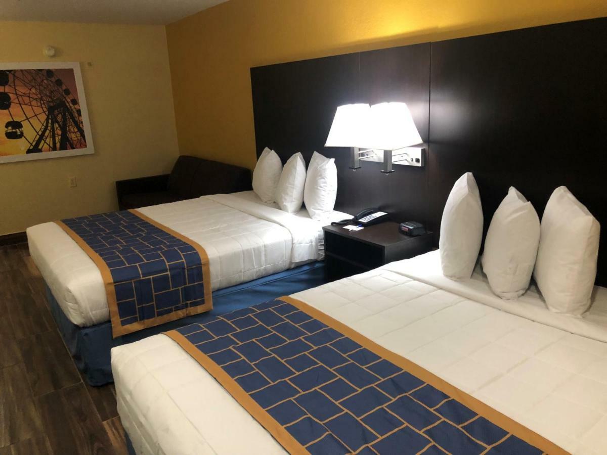 Days Inn & Suites By Wyndham Tampa/Raymond James Stadium Екстер'єр фото