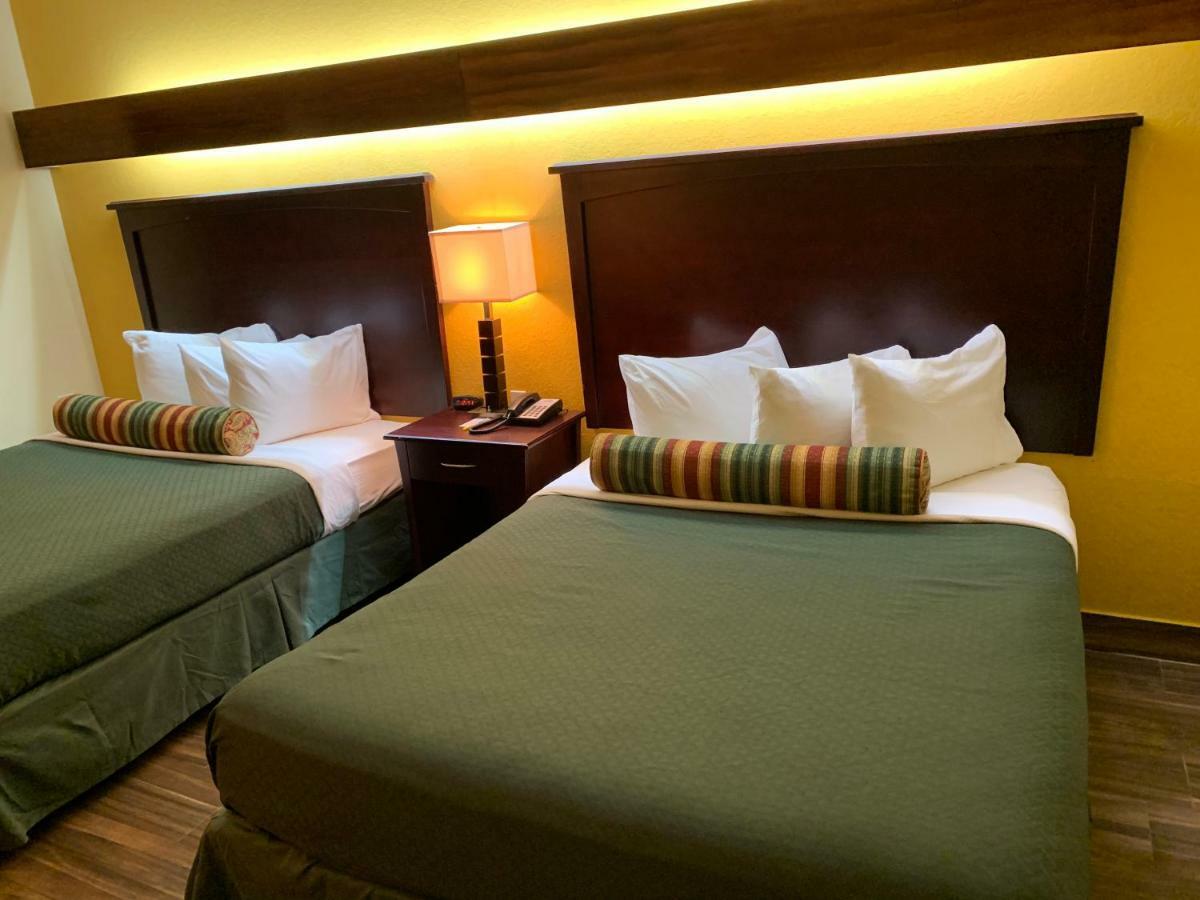 Days Inn & Suites By Wyndham Tampa/Raymond James Stadium Екстер'єр фото